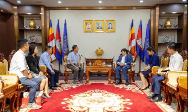 柬埔寨国王主持庆祝30周年立宪日