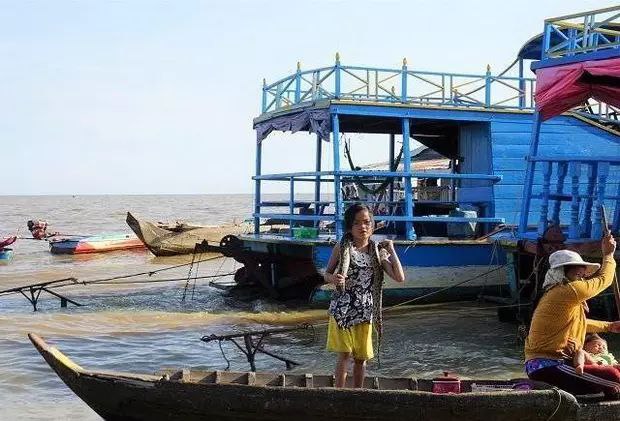 柬埔寨境内8万人漂浮在大湖上