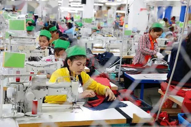 柬埔寨多家服装厂停工，超2万人失业