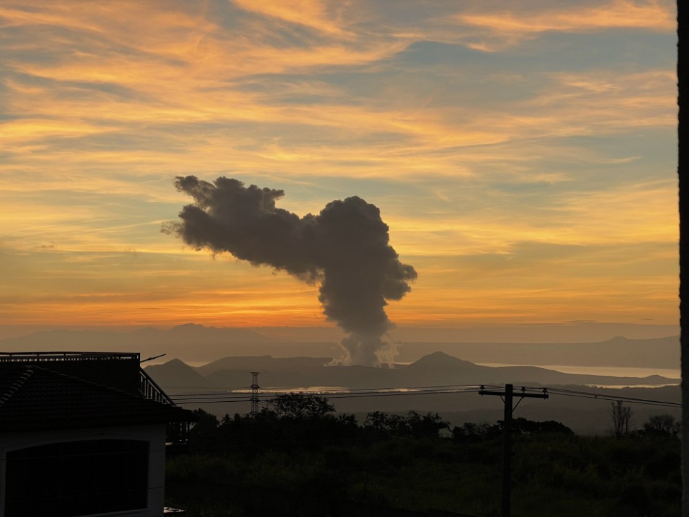 塔尔火山昨日发生八次"微弱"喷发
