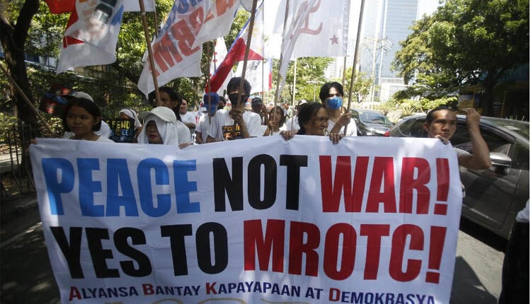 百名菲律宾青年前往中国大使馆抗议中国"侵略行为"