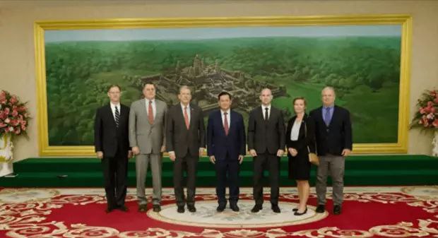 柬埔寨总理洪马内会见美国和欧盟大使