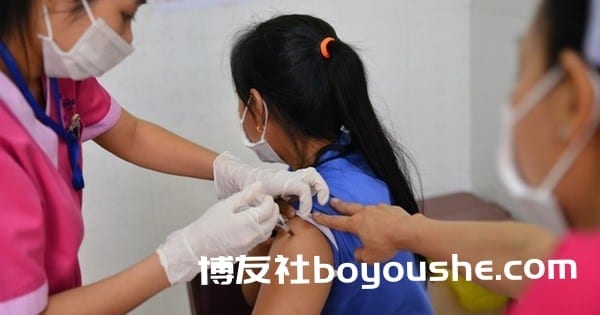 新冠肺炎疫情：柬埔寨为首都金边“疫情红区”80%居民进行接种 hinh anh 1