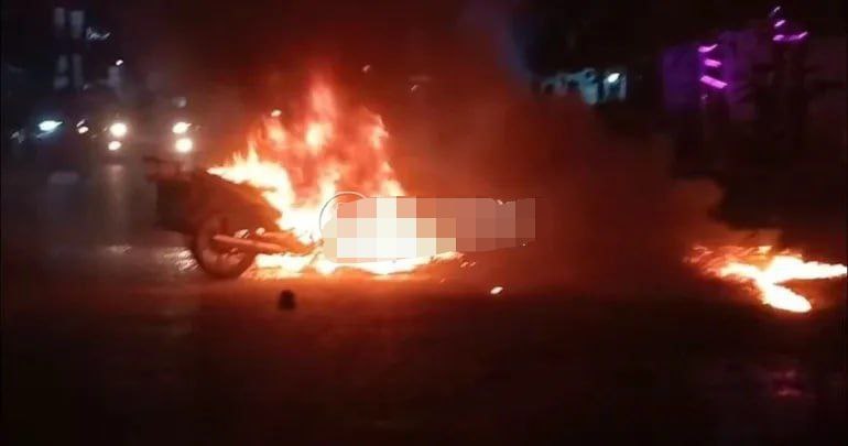 柬埔寨某地三轮车和摩托碰撞双双燃起大火