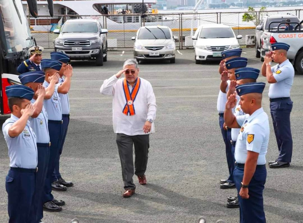 菲律宾外长访问菲海岸警卫队 讨论西菲海议题