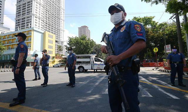 菲律宾8名警察在邦板牙抢劫一名中国人被停职