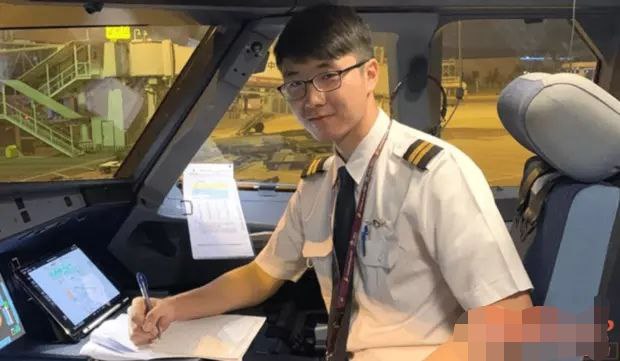 柬埔寨最年轻的飞行员仅25岁