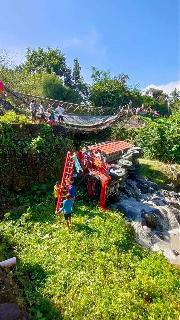 12轮卡车超载压垮内湖省一钢桥 导致4人受伤