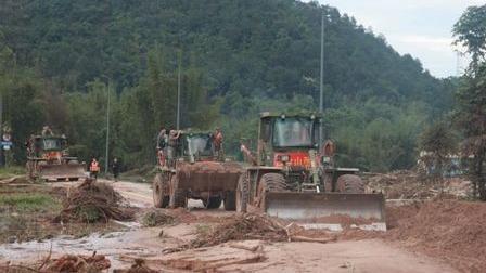 广东多地出现洪涝灾情 部队官兵全力进行抢险救援