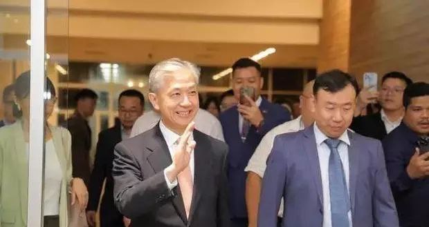 新任驻柬埔寨大使汪文斌抵柬履新