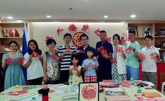 枣庄市在菲律宾海外侨胞之家“中华文化之角·尼山书屋”举行剪纸活动