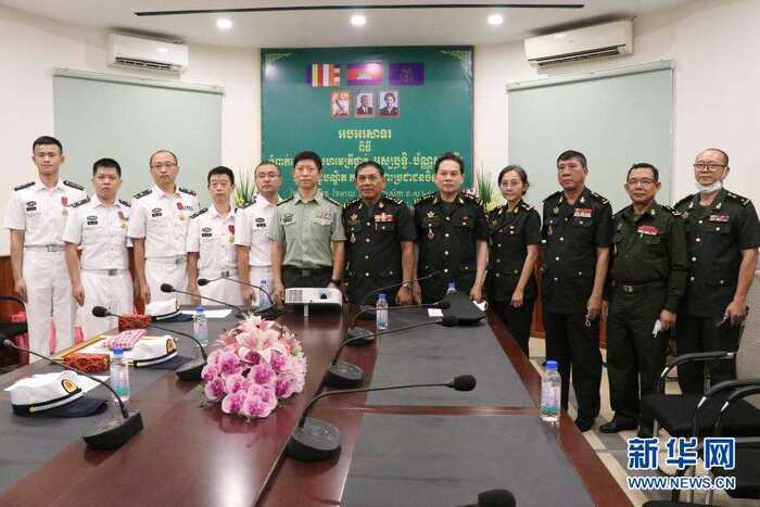 中国援柬军医专家组获柬埔寨“和平骑士勋章”