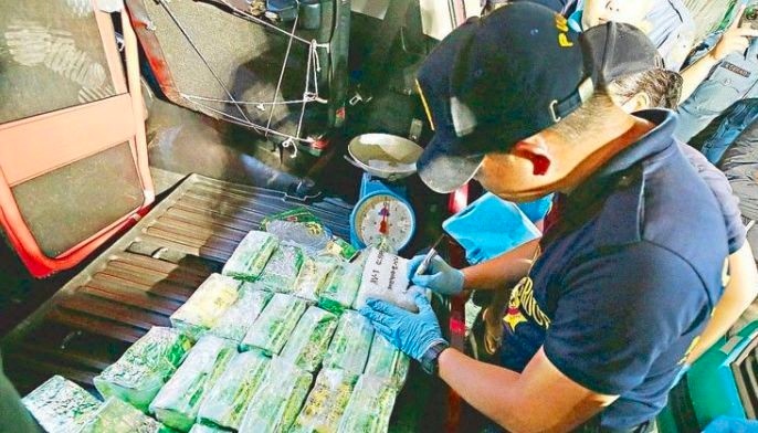 车辆停放商场六天无人认领 后备箱发现13亿菲币毒品