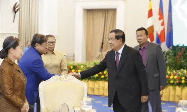 柬埔寨总理洪森设宴接待上百名记者