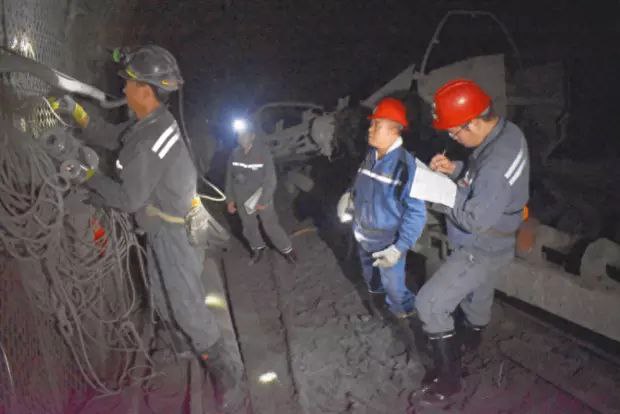 贵州盘州山脚树煤矿运输胶带起火致16人死亡