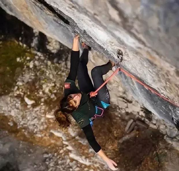 16岁国外攀岩天才少女不幸坠崖身亡