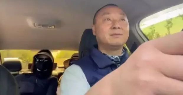武汉出租车司机陈万青为游客推荐游玩攻略