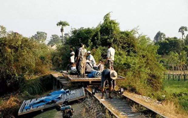柬埔寨火车竟用竹子制作速度竟然高达50公里/小时