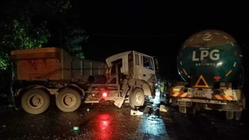 柬埔寨2辆大型货车发生交通事故，致2人受重伤！