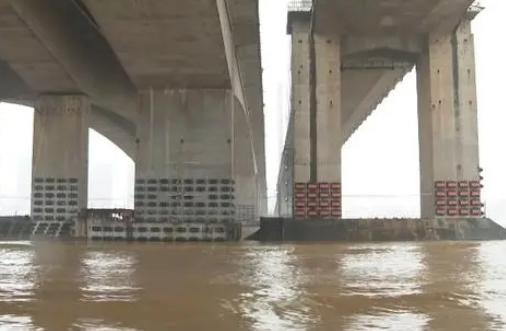 海船擦碰广东九江大桥：可能受洪水影响而操作失当