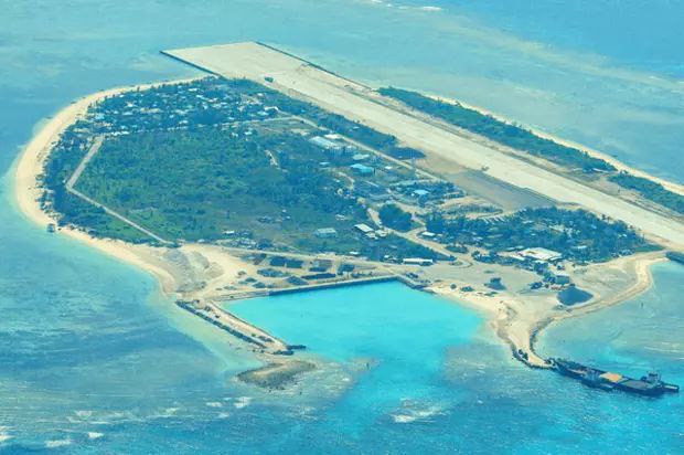 菲律宾在中国岛礁建机场起降军机驻守特种部队
