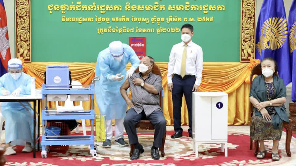 柬埔寨国会主席接种第四针疫苗